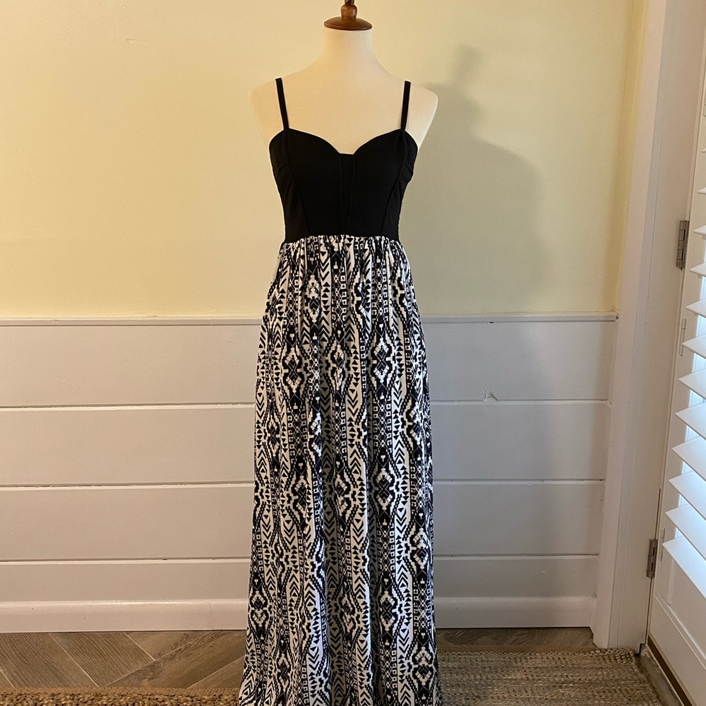 Black & white maxi dress by Gianni Bini size M